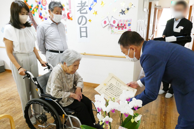 グループホームふぉれすと小城センター：敬老会＆100歳表彰式のサムネイル画像